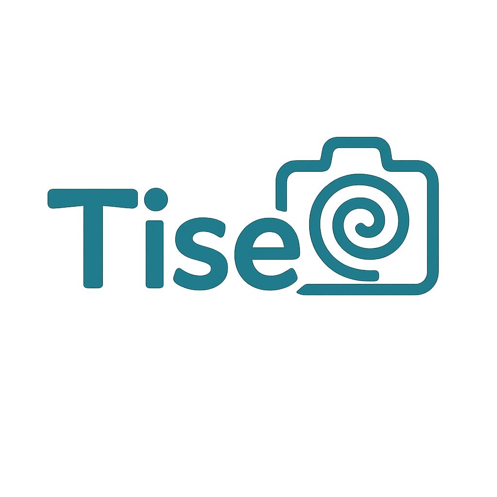 Tise.dk logo med stiliseret kamera og spiral, symbol på øjeblikke, nysgerrighed og visuel fortælling.